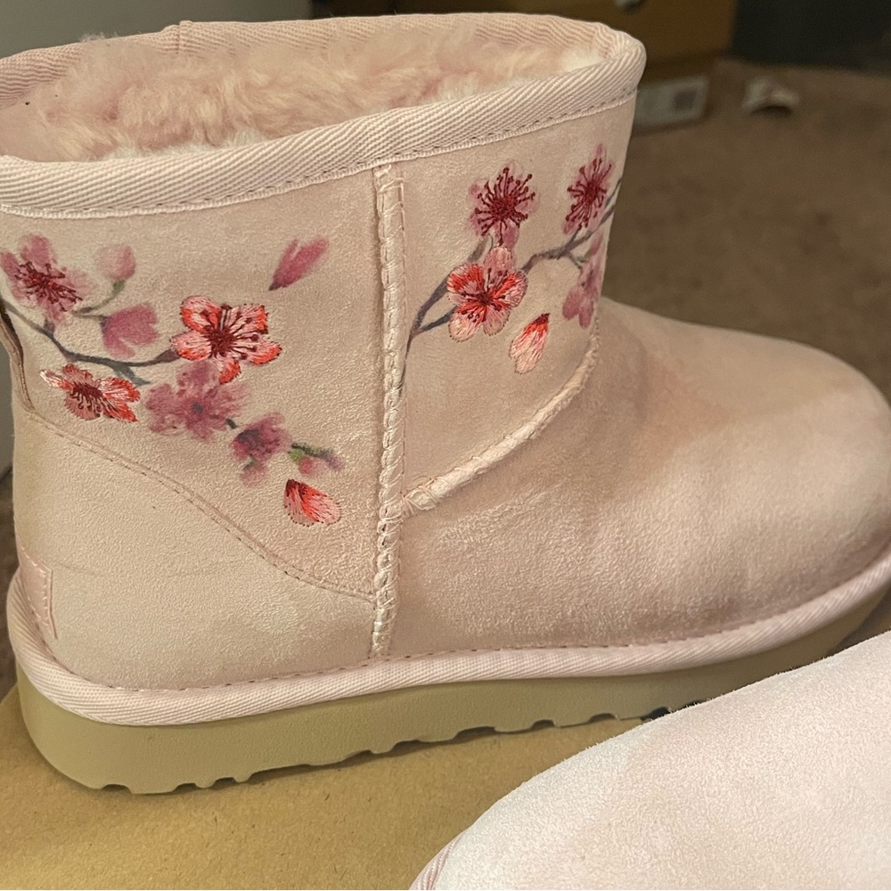 Women’s Size 6 Classic Mini Blossom UGGs